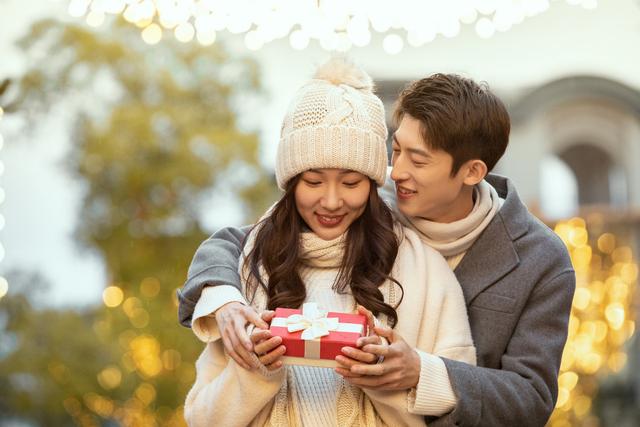 想“搞定”一个女人，主动送她3样东西就够了 七夕送什么礼物给女朋友