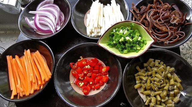 广西“螺蛳粉”不要煮着吃，大厨教你炒着吃，一盘不够吃，收藏了