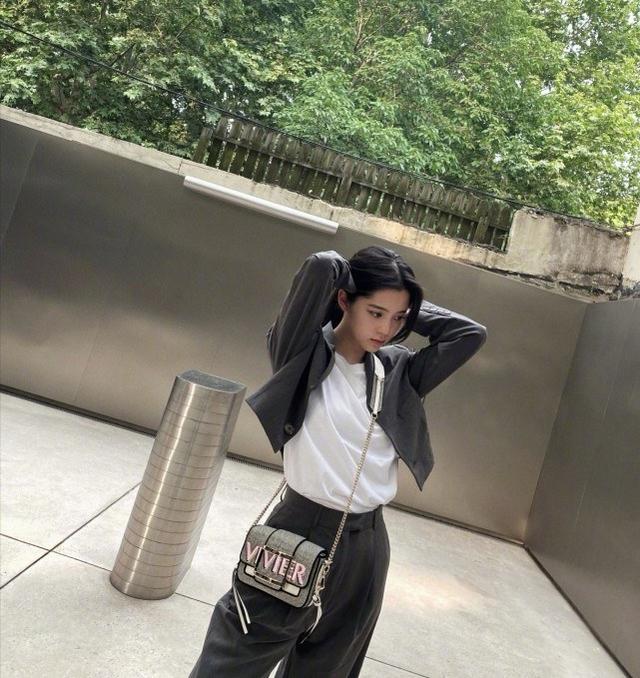 歐陽娜娜代言寫真，白色中筒襪配棕色皮鞋，頗有學院風般減齡十足 娛樂八卦吃瓜 第8张