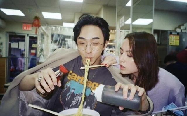 伊能靜兒子半裸上身和女生床上直播，倆人行為親密，真放飛自我 娛樂八卦吃瓜 第7张
