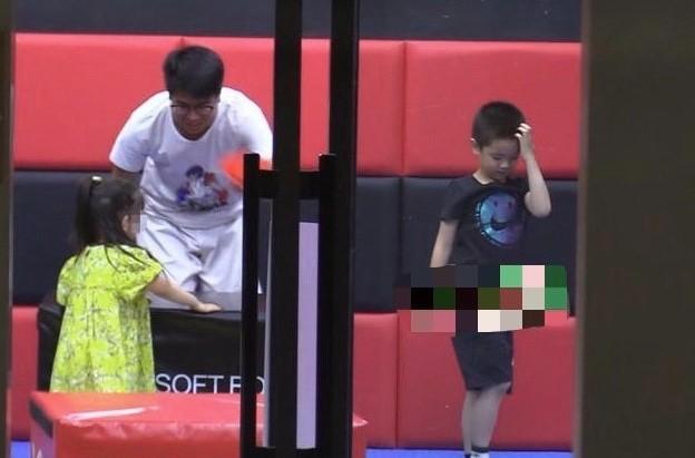 杜江霍思燕女兒正面照首次曝光！和哥哥嗯哼一同出街，妹妹長大了 娛樂八卦吃瓜 第3张