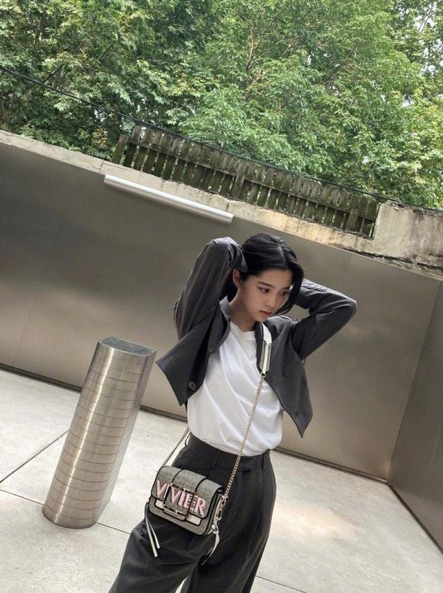 歐陽娜娜機場私服照釋出：穿暗綠T恤搭配高腰闊腿褲，時尚感十足 娛樂八卦吃瓜 第6张