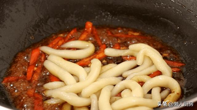 土豆別再燉肉了，教你一個新吃法，好吃到停不下來，比吃肉香 熱愛美食 第23张