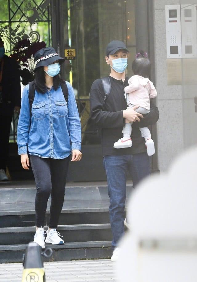 高圓圓復出後首部廣告大片釋出！穿抹胸長裙性感大氣，顏值沒變化 娛樂八卦吃瓜 第8张