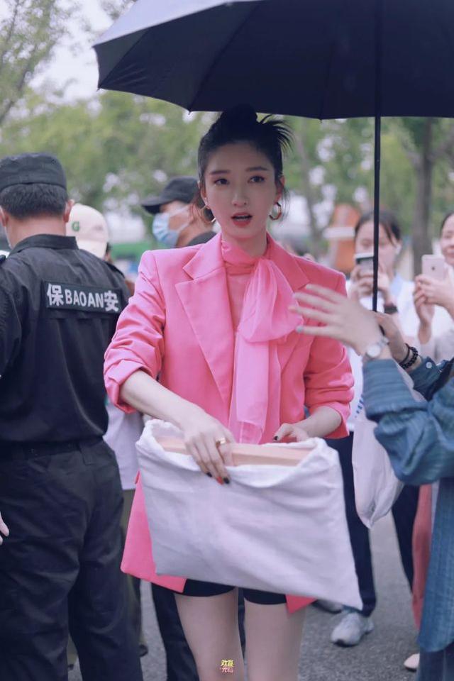 江疏影真敢穿，挑戰「死亡芭比粉」西裝配絲巾亮相，幸虧是冷白皮 娛樂八卦吃瓜 第1张