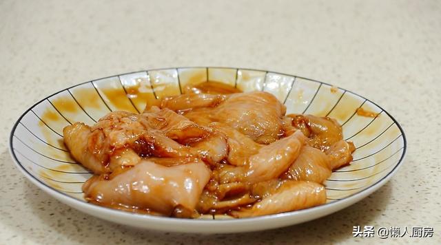 雞胸肉片成大薄片，扔進鍋里瞬間變美食，家人都夸好吃，真解饞 熱愛美食 第6张