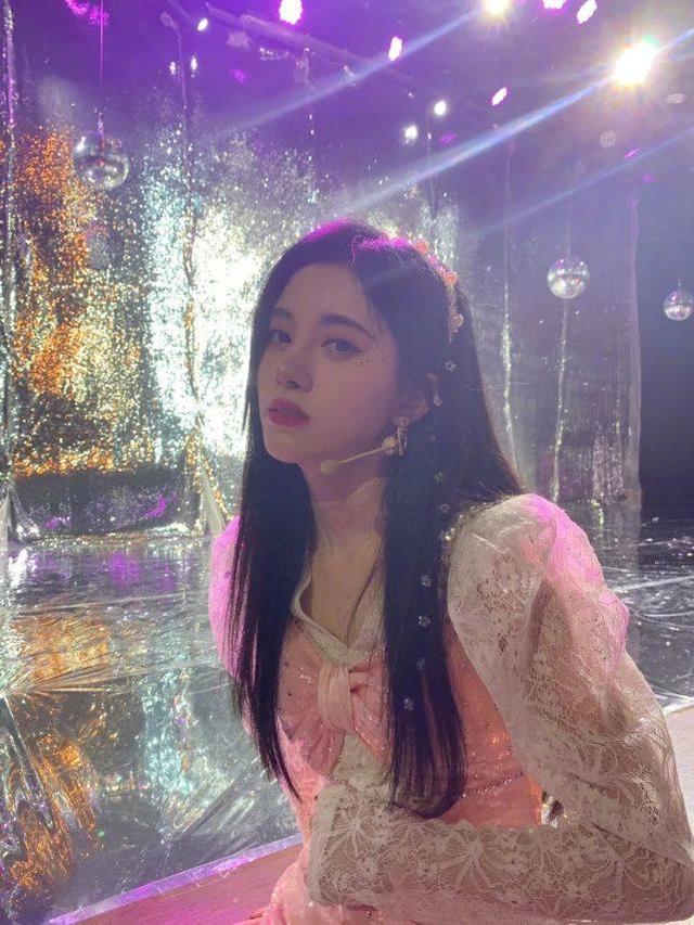 鞠婧禕宛如仙女下凡！粉色短裙配蕾絲襯衫秀「漫畫腿」，美到發光 娛樂八卦吃瓜 第5张