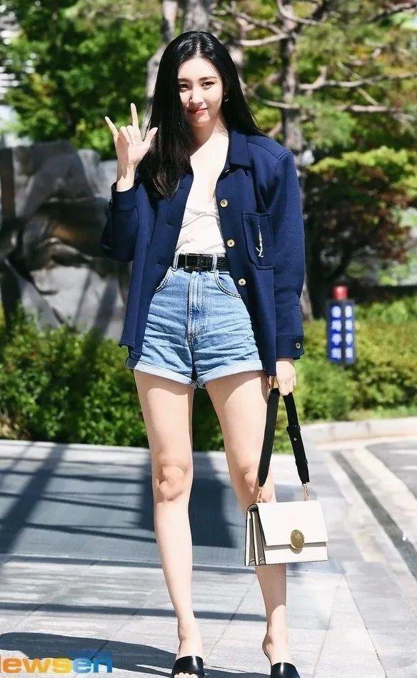 「南韓腿精」宣美曬照，西裝配短褲秀大長腿，不愧是女團代表身材 娛樂八卦吃瓜 第3张