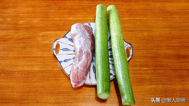 這是快手家常菜絲瓜炒肉片，豬肉這樣上漿，吃著嫩滑 熱愛美食 第1张