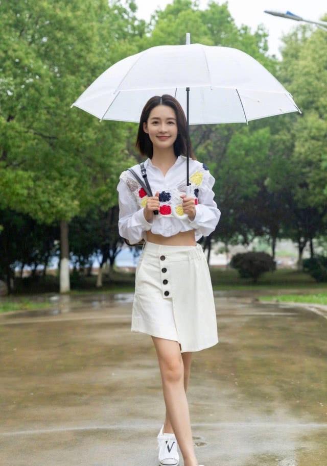 李沁社交平台曬美照！白色泡泡袖搭配高腰牛仔褲，氣質清新又素雅 娛樂八卦吃瓜 第3张