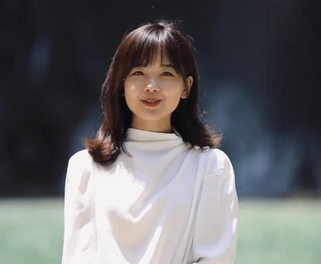 「最美女記者」王冰冰再次俘獲人心！穿湘西服飾宣揚文化，太養眼 娛樂八卦吃瓜 第5张