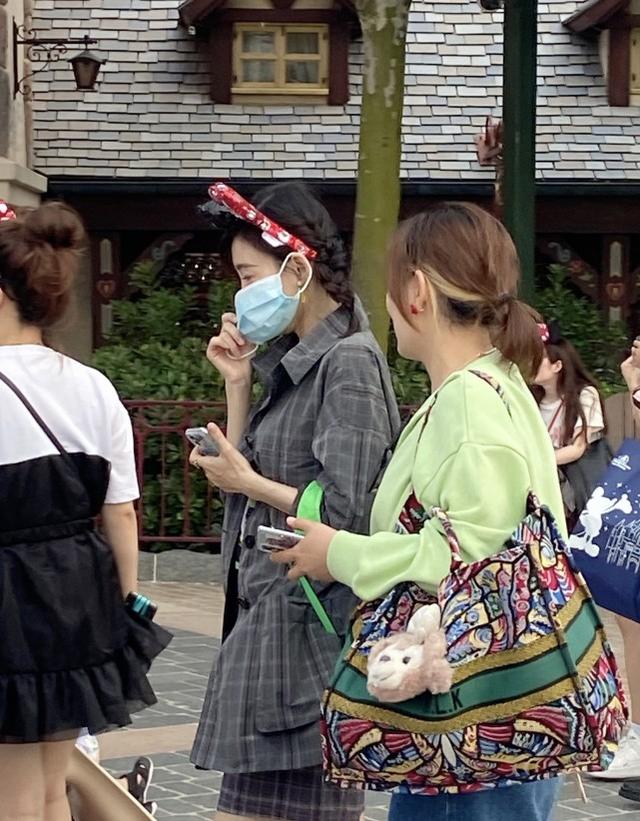 王麗坤迪士尼遊玩被拍，身材纖細皮膚白皙，40歲依舊少女感十足 娛樂八卦吃瓜 第5张