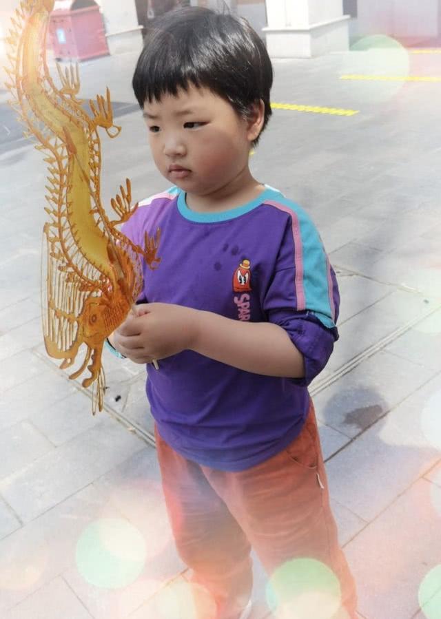 唐一菲帶娃做公益，穿運動裝很美，5歲兒子凌聽體型比媽媽還壯實 娛樂八卦吃瓜 第8张