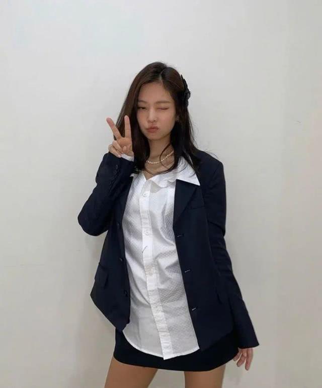 jennie自拍太養眼！親身示範「富家女穿搭風」，時髦中又不失貴氣 娛樂八卦吃瓜 第8张