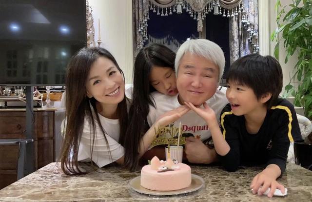 張庭曬全家福為丈夫慶生，大10歲丈夫和她同框像爺孫，真凍齡女神 娛樂八卦吃瓜 第5张