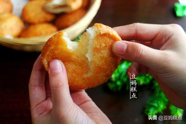 學86歲奶奶做拿手小吃，炸糖糕，1個碗1個勺，簡單實用還不會出錯 熱愛美食 第3张