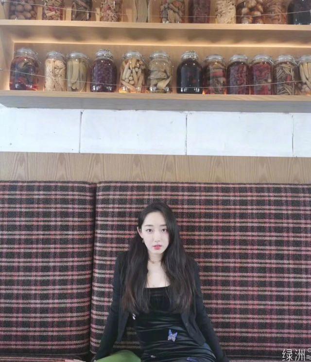蔣夢婕穿搭太亮眼！吊帶裙配針織衫，又純又欲大顯性感女人味 娛樂八卦吃瓜 第5张