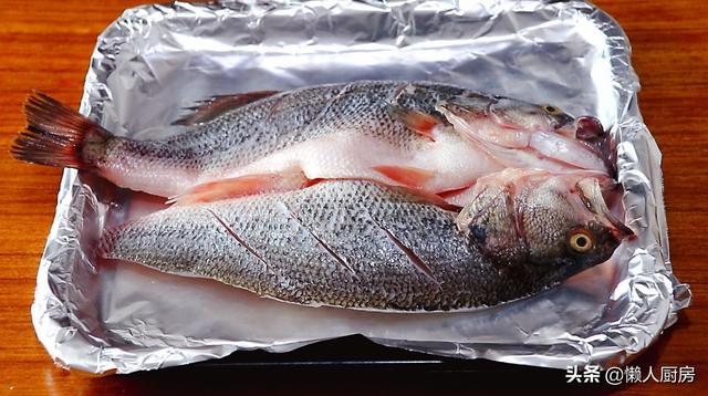 夏季，吃著烤魚，喝著啤酒，生活很愜意，這是家庭版烤魚的做法 熱愛美食 第12张