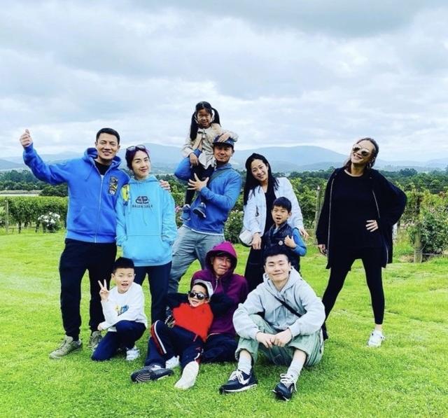 網友偶遇陳小春和大兒子，陳小春高冷訓練小小春遊泳，畫面太有趣 娛樂八卦吃瓜 第6张