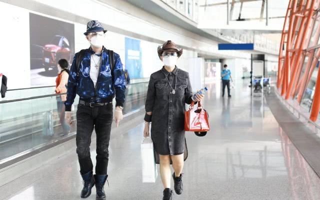 「金毛獅王」徐錦江和妻子現身，穿牛仔褲配長靴比例驚人，夠帥氣 娛樂八卦吃瓜 第4张