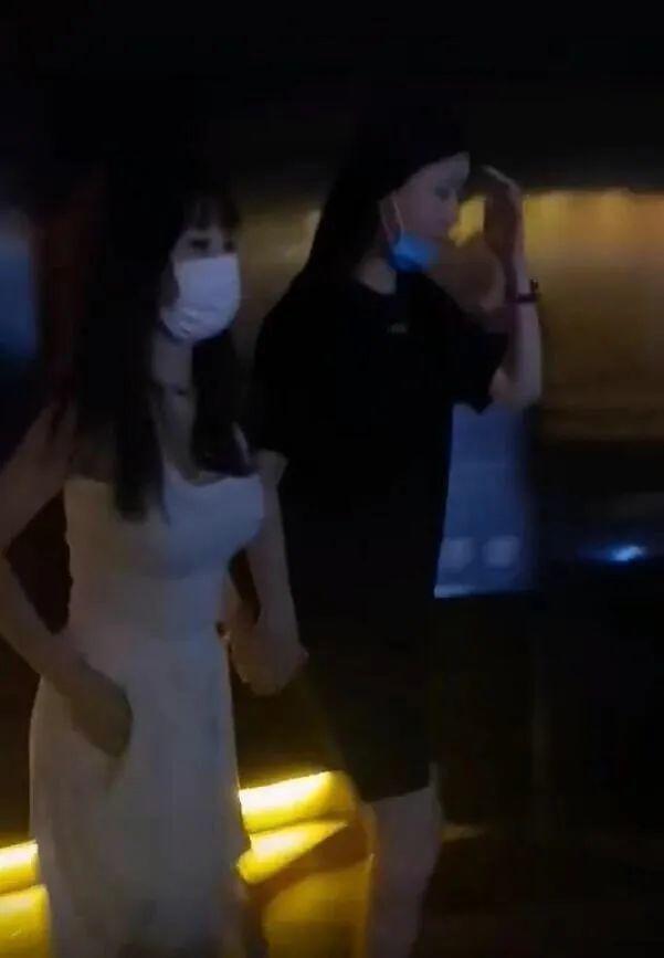 李小璐緊牽助理現身酒吧，穿吊帶秀性感身材，網友：夜生活挺豐富 娛樂八卦吃瓜 第2张