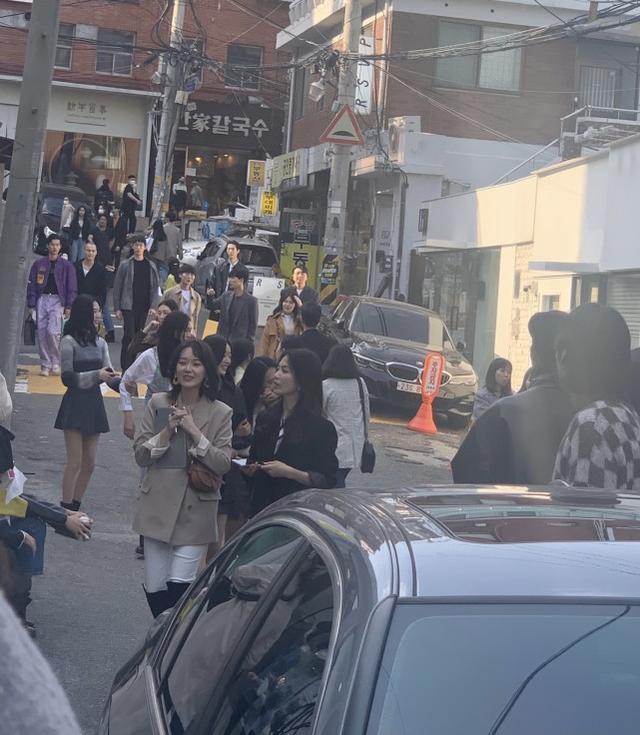 40歲宋慧喬重新活成少女，打扮休閒出街遛狗，仿佛是鄰家女孩 娛樂八卦吃瓜 第4张