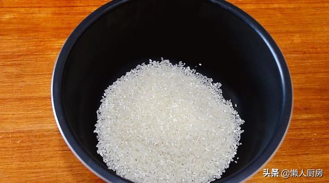 這是懶人燜飯的做法，大米里加一塊火鍋底料，打入3個雞蛋 熱愛美食 第3张