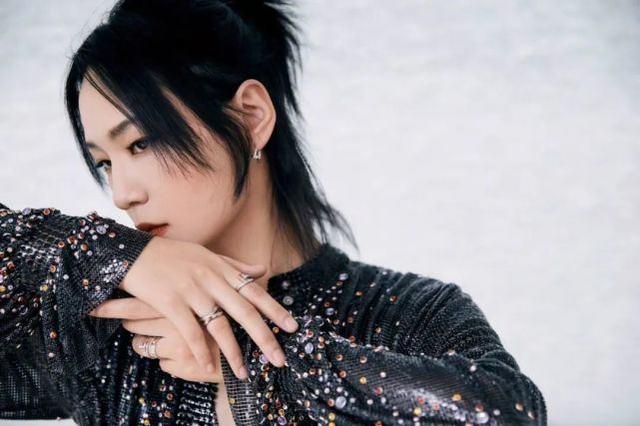 35歲周筆暢玩轉個性穿搭，穿紅色宮廷紅裙裝登台，釋放酷感女人味 娛樂八卦吃瓜 第8张