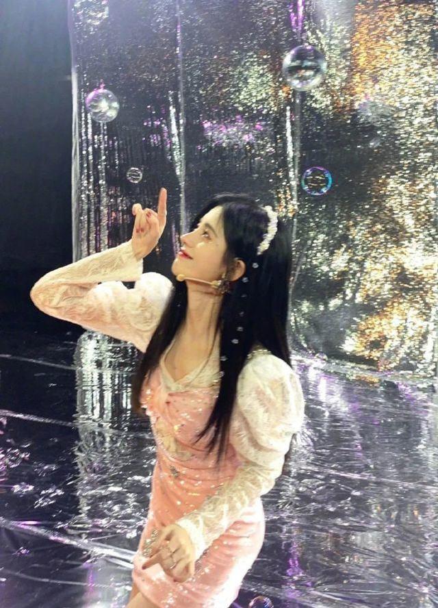 鞠婧禕宛如仙女下凡！粉色短裙配蕾絲襯衫秀「漫畫腿」，美到發光 娛樂八卦吃瓜 第4张