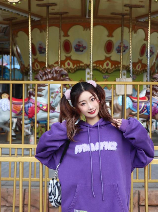 純真無邪、青春無敵，00後的她，美腿誘人，真是迷人的小妖精 街拍正妹 第4张