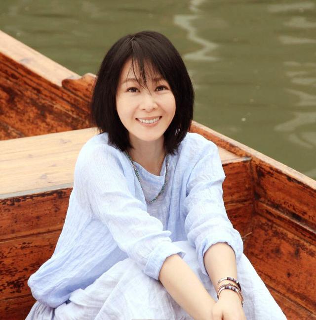 奶茶劉若英：撮合離異父母復婚失敗，父親離世痛了她和母親的心 娛樂八卦吃瓜 第6张