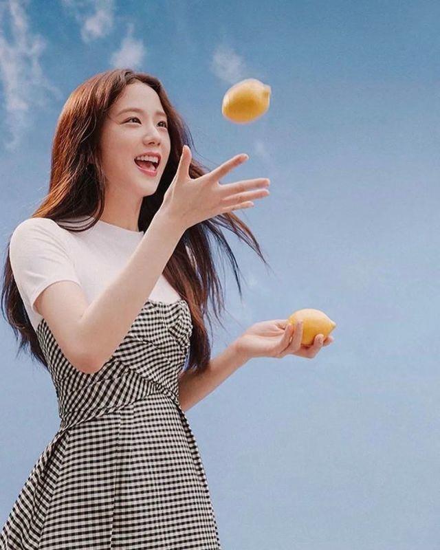 BLACKPINK金智秀《ELLE》畫報公開！清純可愛，如「人間初戀」 娛樂八卦吃瓜 第5张