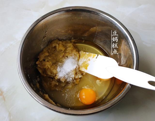 蒸或烤都可以，用2根香蕉做早餐蛋糕，簡單一拌，又酥又香 熱愛美食 第7张