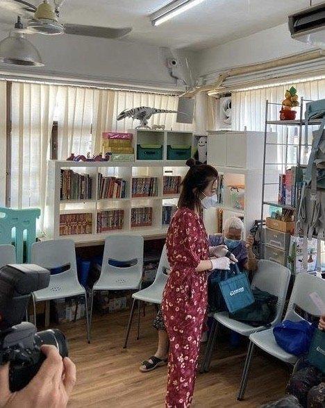 甘比成香港女首富後不忘初心，端午節為孤寡老人獻愛心，人美心善 娛樂八卦吃瓜 第7张