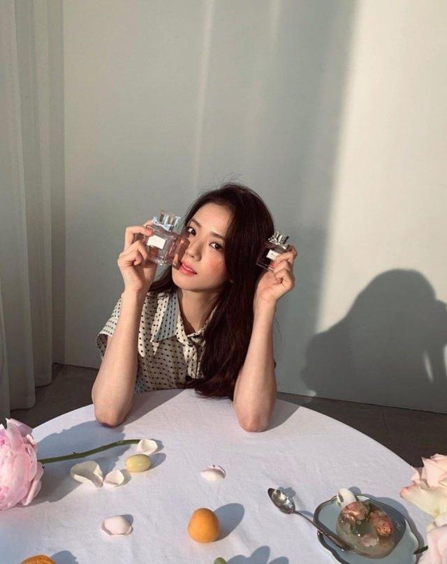 韓國「氧氣美女」金智秀，雜志花絮釋出，穿波點長裙演繹時尚復古 娛樂八卦吃瓜 第4张