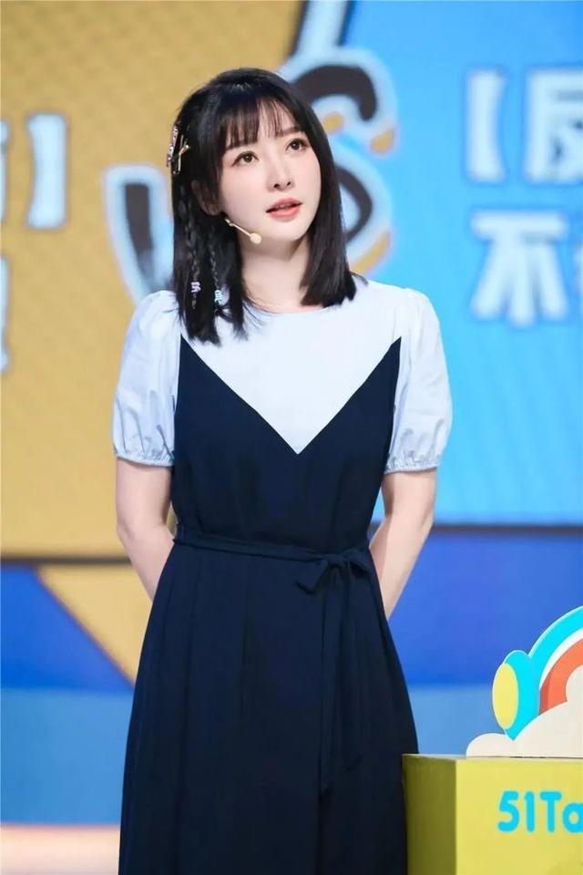 柳岩亮相節目，一身拼接連衣裙配及肩發青春減齡，不扮性感更好看 娛樂八卦吃瓜 第1张