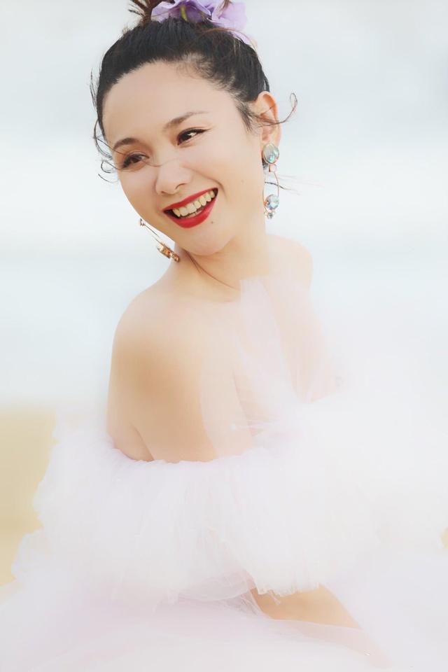 43歲程莉莎穿高叉旗袍，緊致身材像20歲少女，瑜伽讓她逆生長 街拍正妹 第2张