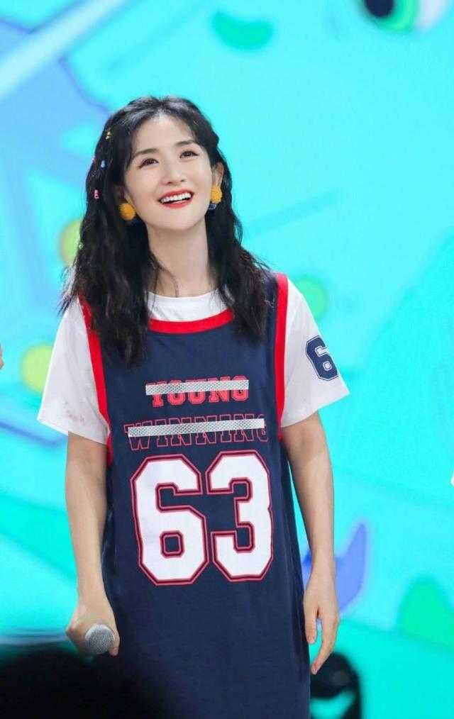 謝娜一身運動風亮相節目！泡麵頭搭配彩色發圈，青春活力好似少女 娛樂八卦吃瓜 第1张
