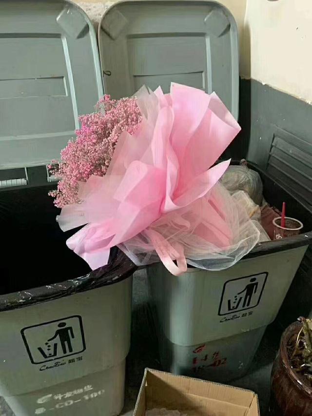 笑死我了，姑娘，你是第一次坐電瓶車吧，這個坐姿不覺得尷尬嗎 搞笑整蠱 第2张