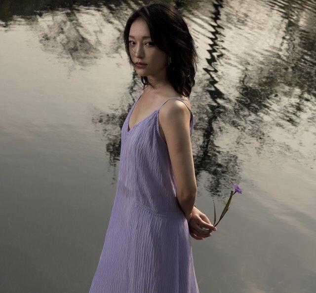 46歲周迅低調現身機場，穿藍色T恤水洗過後太顯舊，網友：真樸素 娛樂八卦吃瓜 第7张