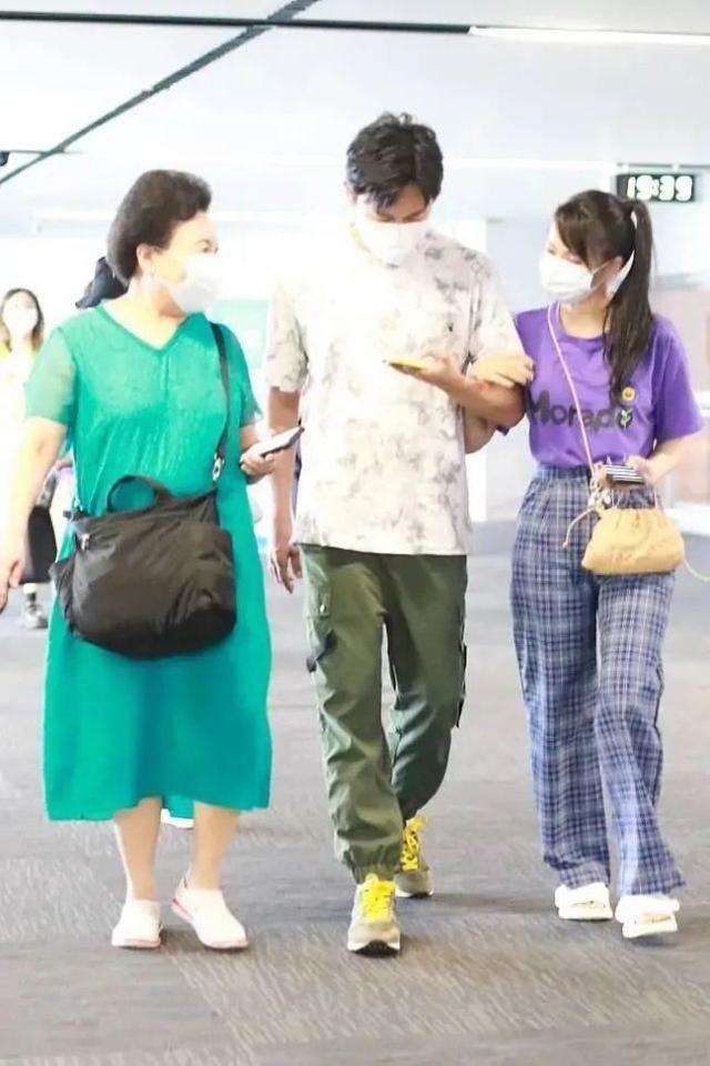 伊能靜與大17歲婆婆走機場，婆婆長裙配貴婦頭太精緻，兩人像姐妹 娛樂八卦吃瓜 第6张