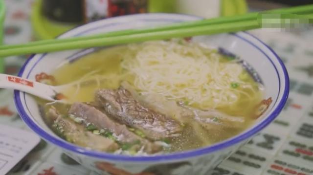 一碗麵賣50元貴嗎？陳小春面館開業，排隊一兩個小時也有人等 娛樂八卦吃瓜 第10张