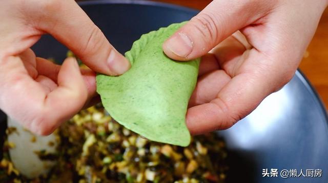 清明節，別忘記給家人吃春天時令美食，水中加點它，艾葉不發黃 熱愛美食 第29张
