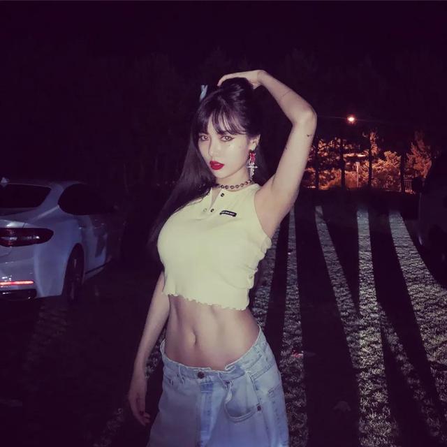 泫雅與肌肉男貼身大跳熱舞，火辣身材讓人直呼太撩了 街拍正妹 第4张