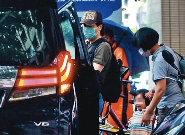 庾澄慶和妻子出街，59歲保養太年輕，和小14歲妻子看不出年齡差距 娛樂八卦吃瓜 第2张