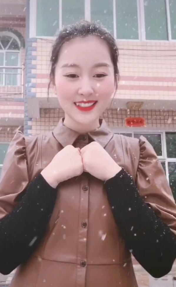 今年情人节送什么好“嘎子哥”送老婆情人节惊喜礼物，雪地上表达爱意，妻子