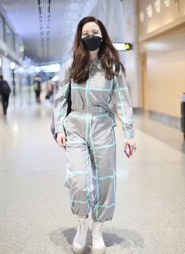 40歲張萌愛上女團風，身穿綠色連體衣扮酷走機場，好身材擋不住 娛樂八卦吃瓜 第7张