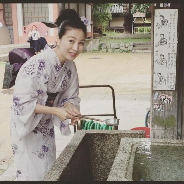 55歲方文琳年過半百依舊努力健身，收獲曼妙身材，自律的女人真美 街拍正妹 第1张