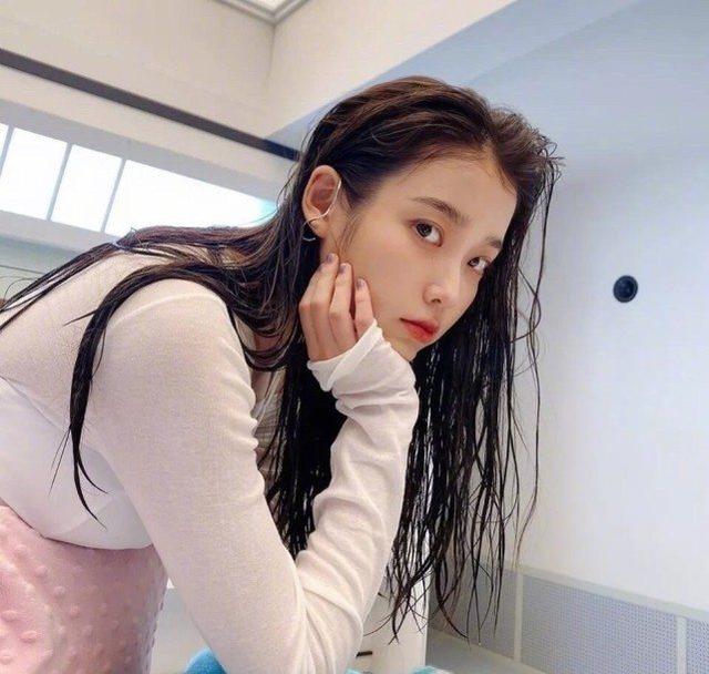 IU李知恩曬夏日美照！穿針織毛衣外套配短褲大秀美腿，日常照也美 娛樂八卦吃瓜 第6张