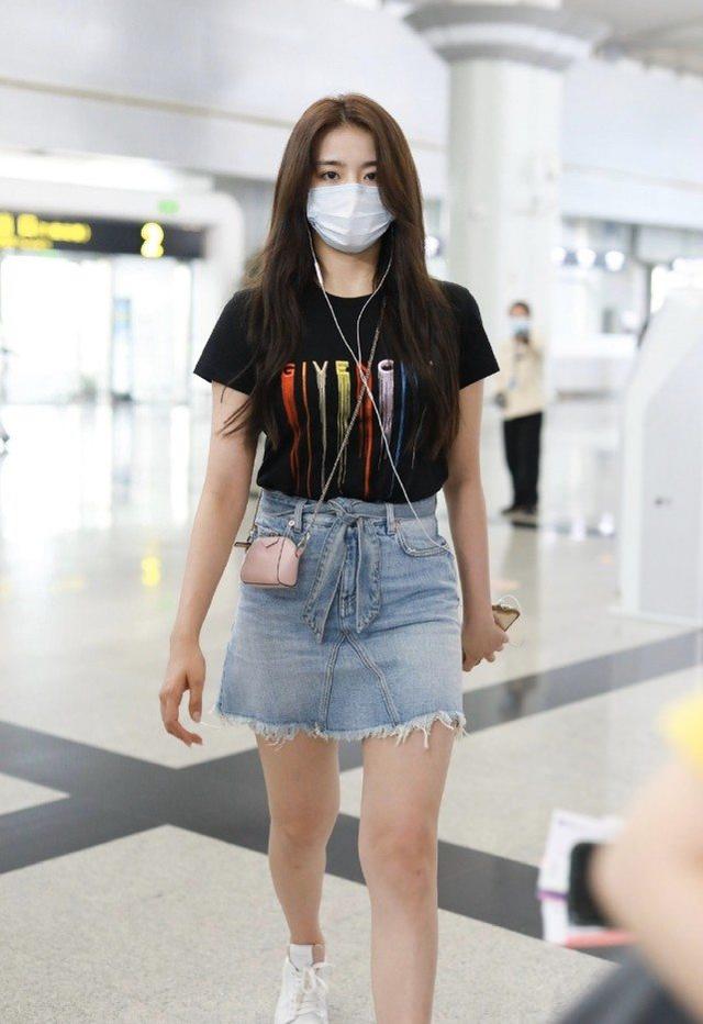 「172girls」金子涵走機場，印花黑T恤搭牛仔半裙，顏值太吸睛 娛樂八卦吃瓜 第4张